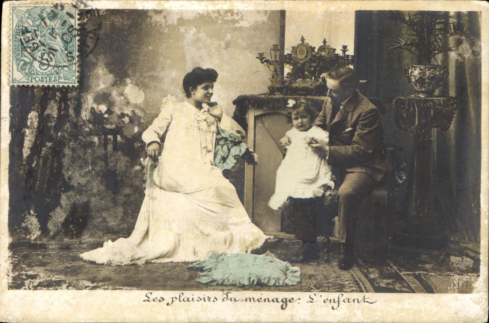 CPA Ses plaisirs du menage l'enfant Femme