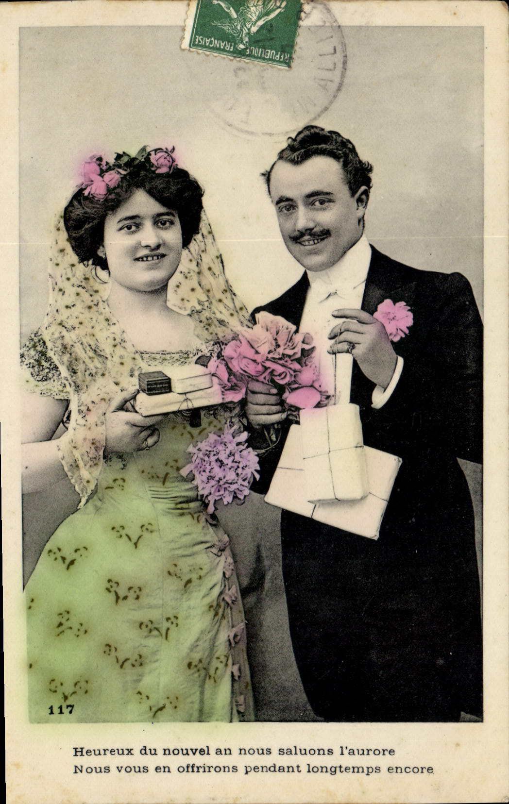 CPA Heureux du nouvel an nous saluons l'aurore nous vous en offrirons pendant longtemps encore Femme