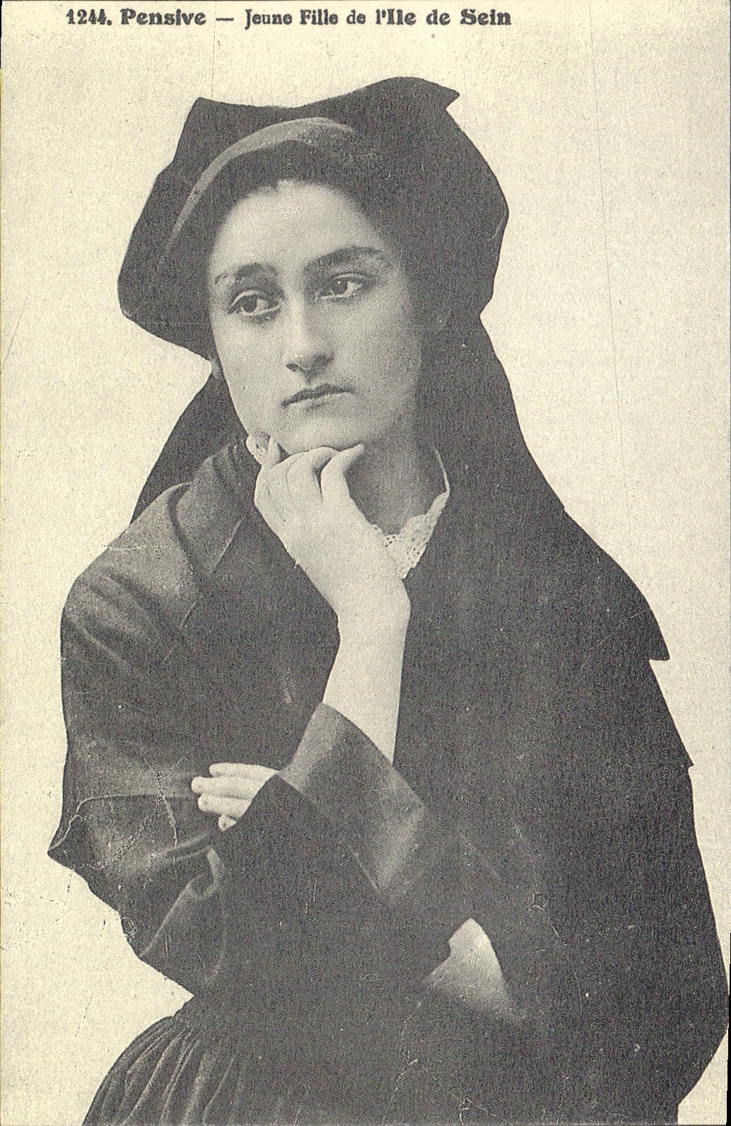 REPRO Pensive Jeune Fille de l'Ile de Sein 