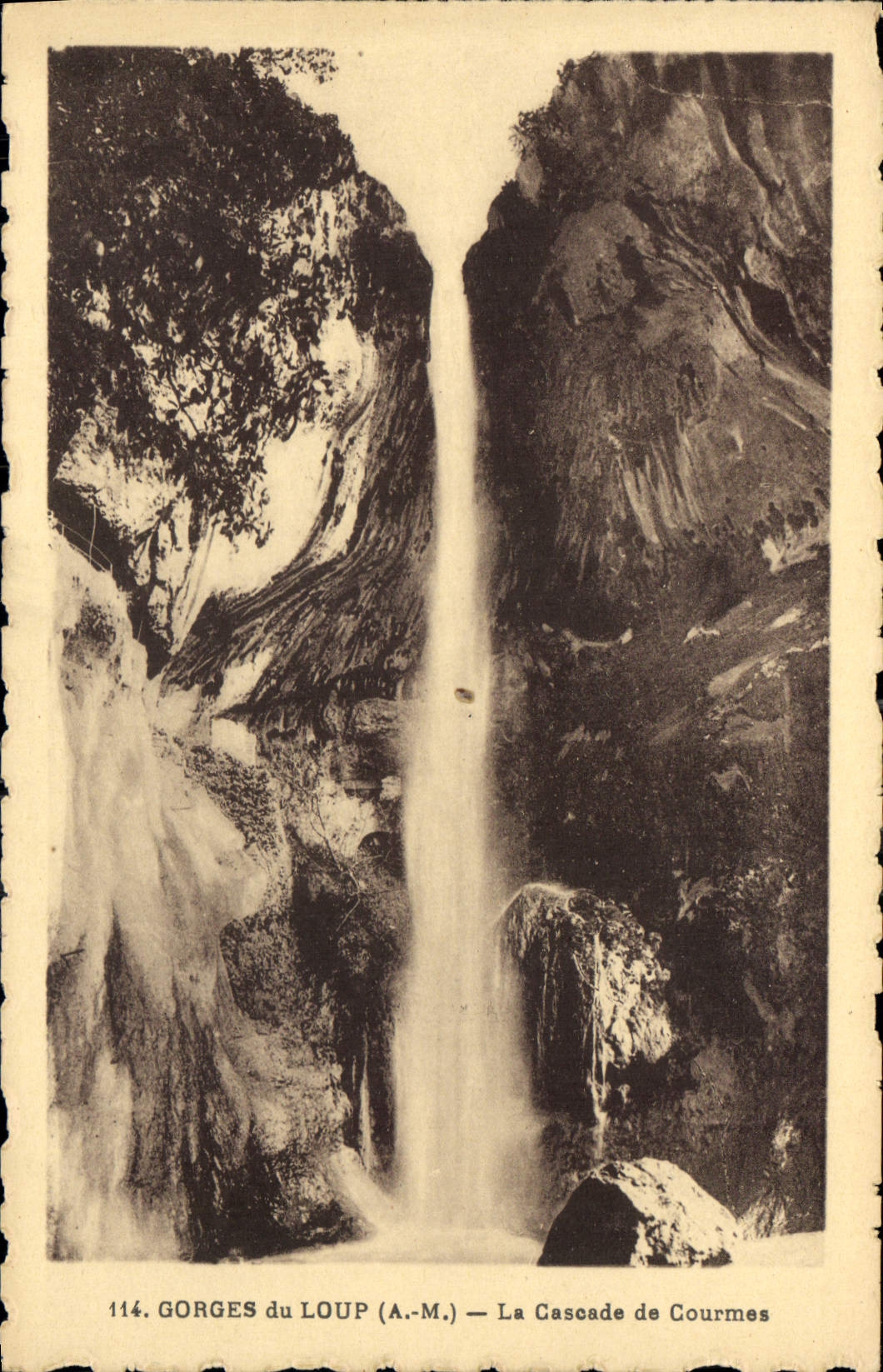 CPA Les Gorges du Loup A M La Cascade de Courmes 