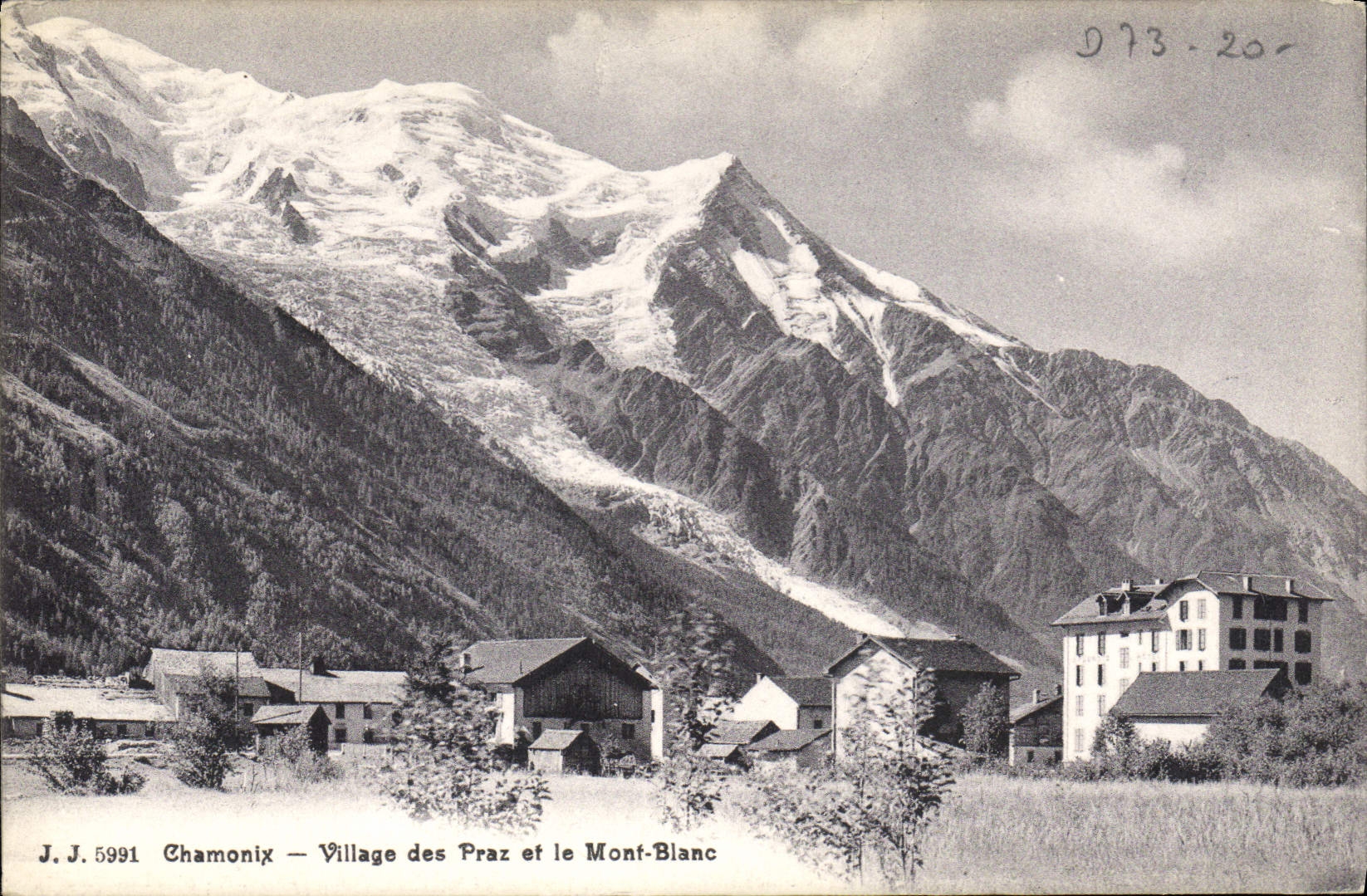 CPA Chamonix Village des Praz et le Mont Blanc 