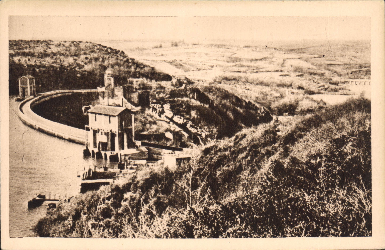 CPA Barrage d'Eguzon vue sur la Vallee de la Creuse et le Pont des Piles