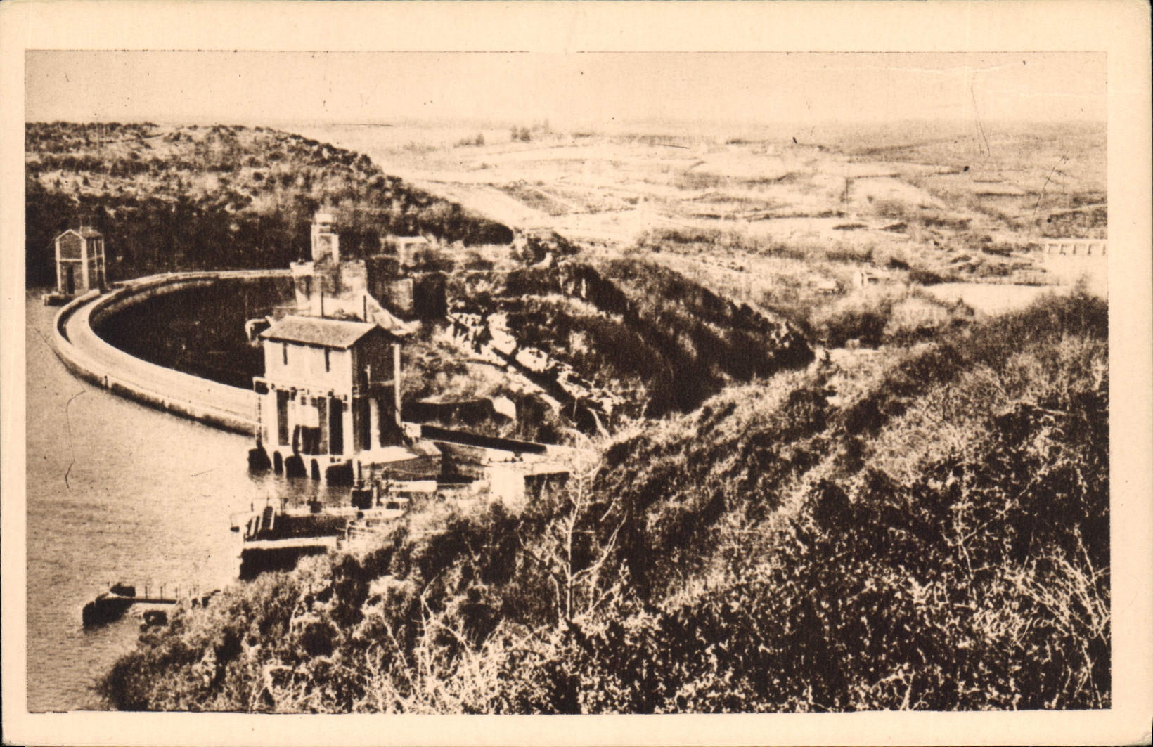 CPA Barrage d'Eguzon vue sur la Vallee de la Creuse et le Pont des Piles