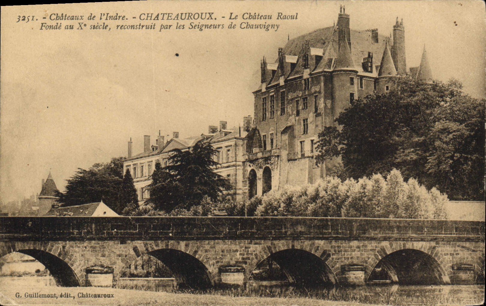 CPA Chateaux de l'Indre Chateauroux le Chateau Raoul Fonde au X siecle reconstruit par les Seigneurs