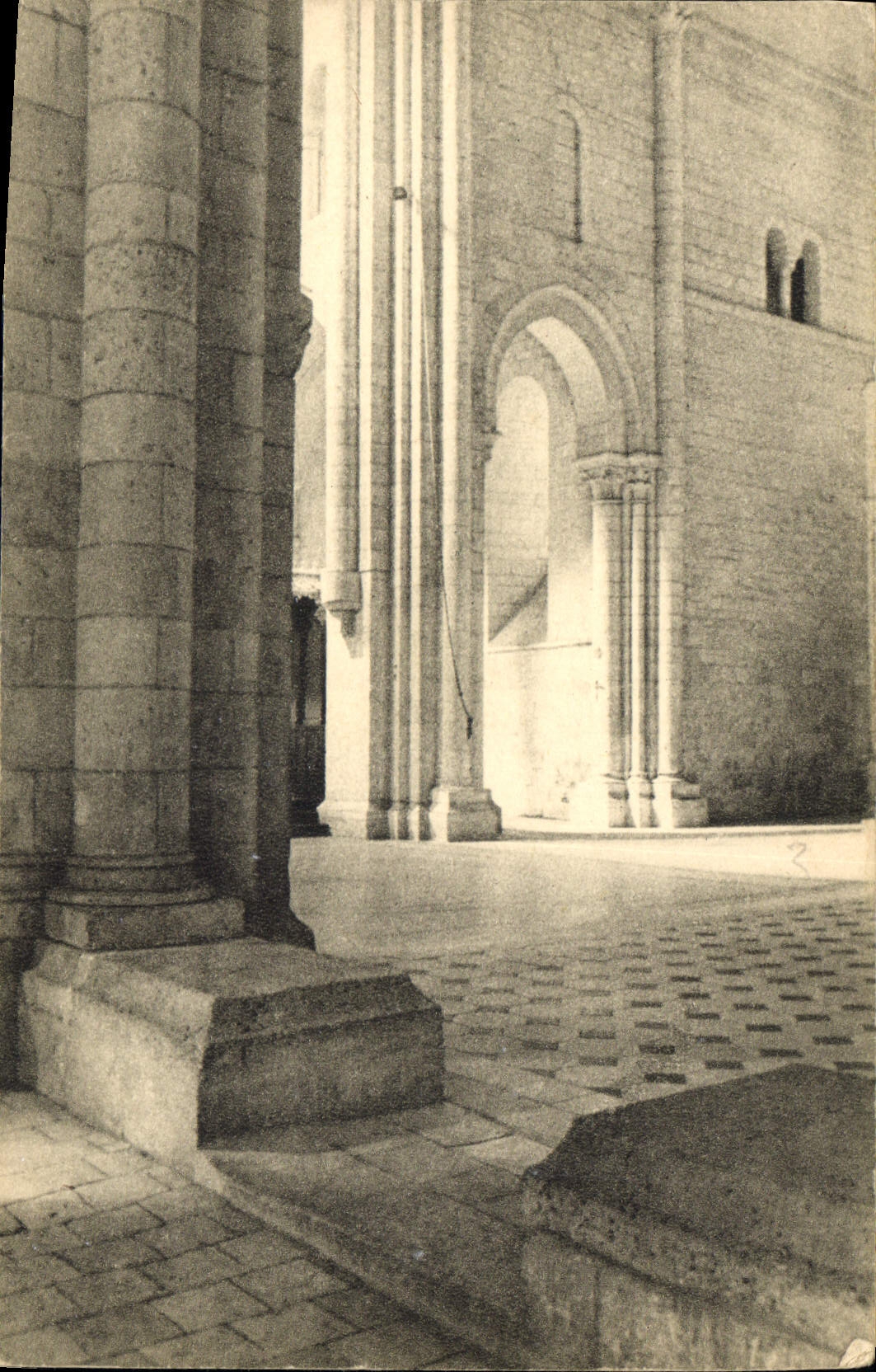 CPA Fontgombault l'eglise abbatiale le Transept nord 