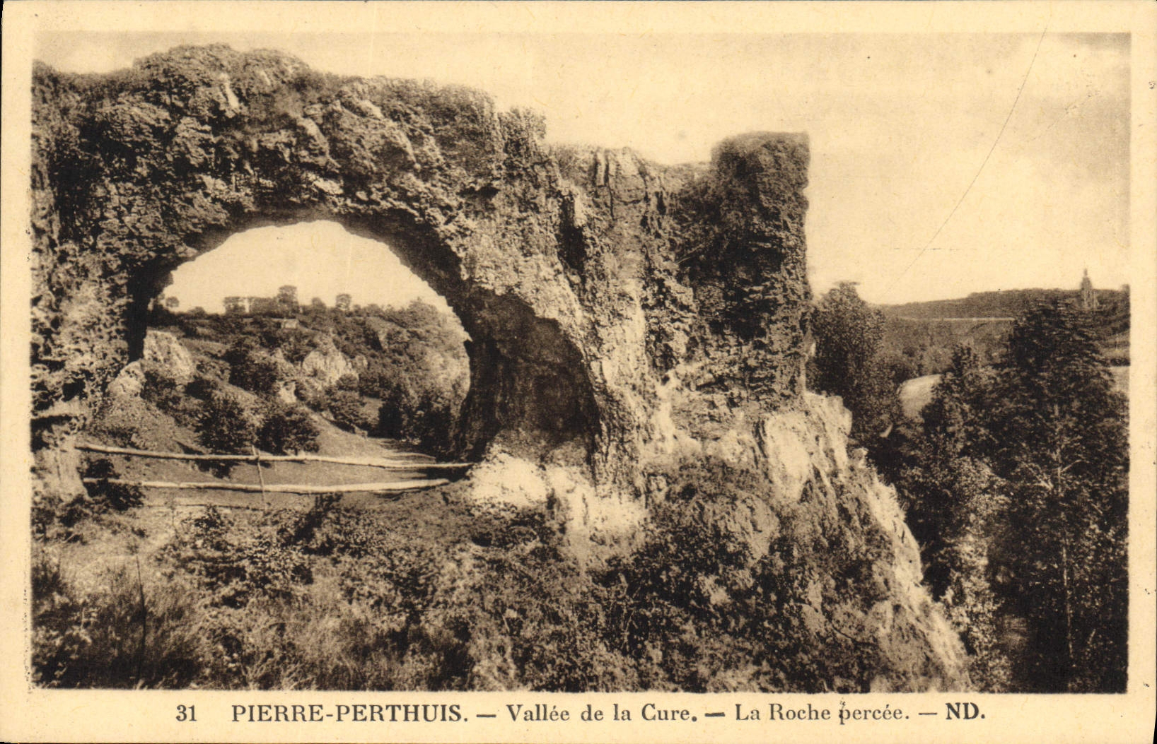 CPA Pierre Perthuis Vallee de la Cure la roche percee 