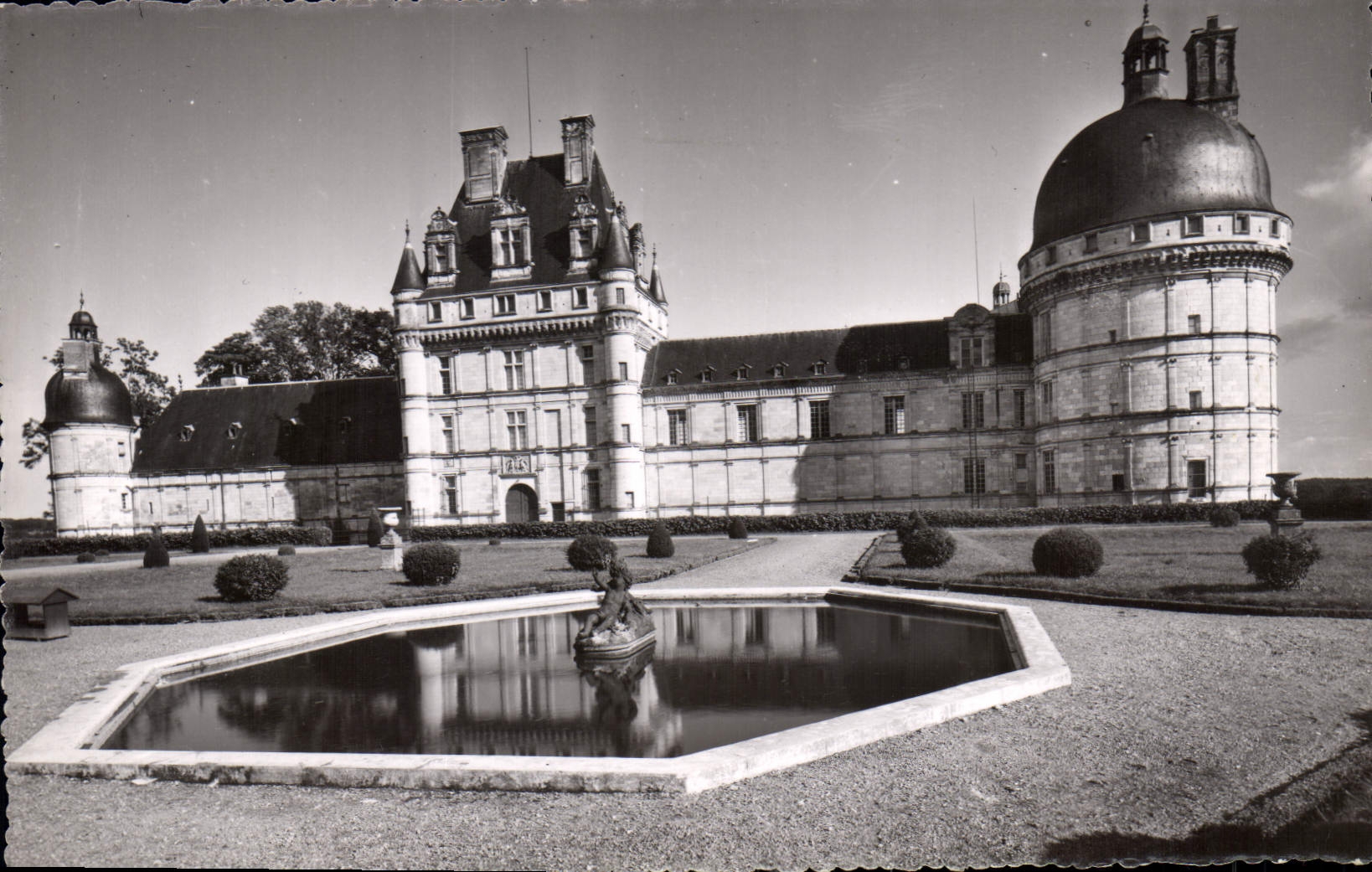 CPA Valencay Indre le Chateau bati par Philibert Delorme 
