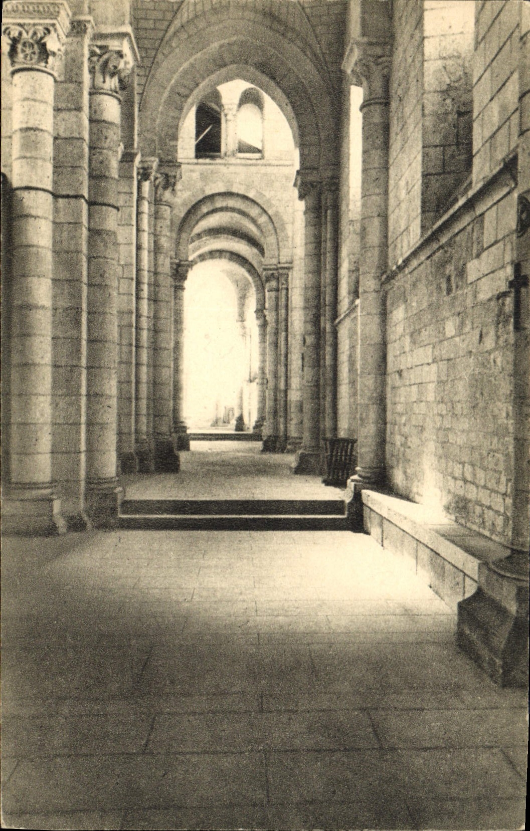 CPA Fontgombault l'eglise abbatiale le Bas Cote Sud et le Deambulatoire 