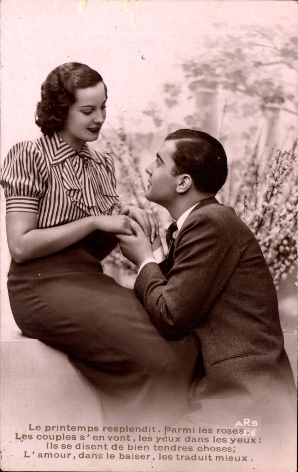 CPA Le Printemps resplendit Parmi les roses les couples s'en vont les yeux dans les yeux Femme