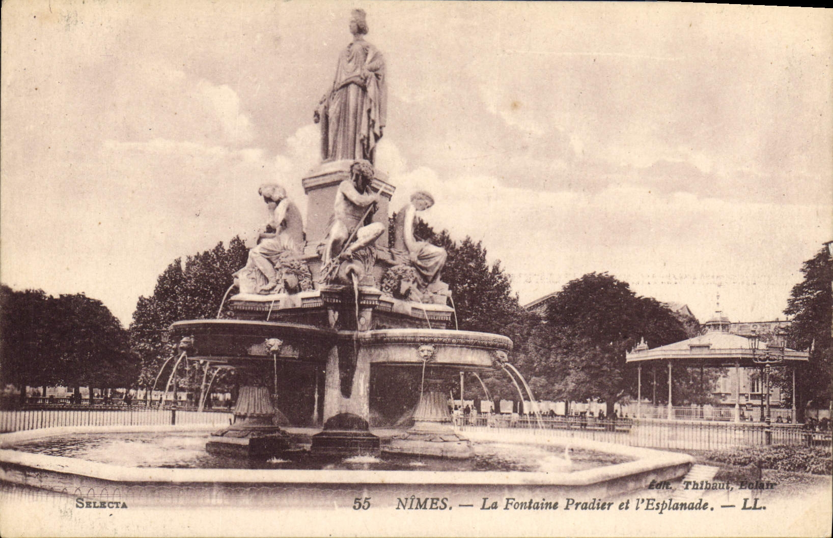 CPA Nimes la fontaine Pradier et l'Esplanade
