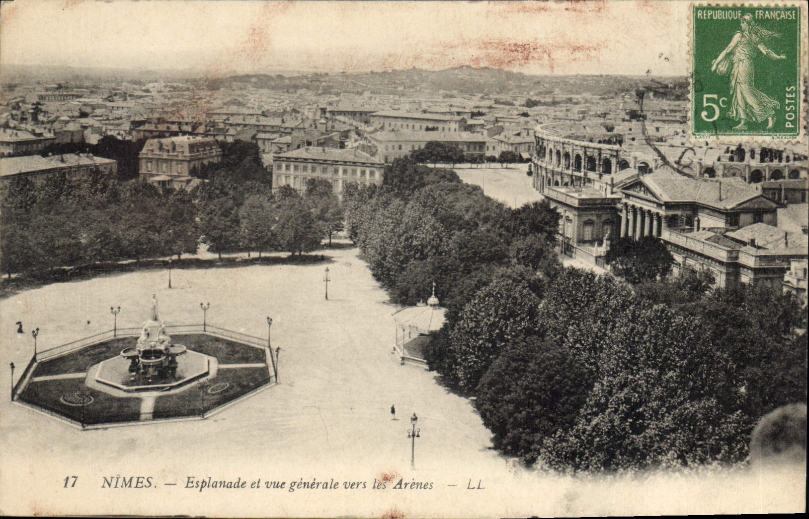 CPA Nimes Esplanade et vue generale vers les Arenes