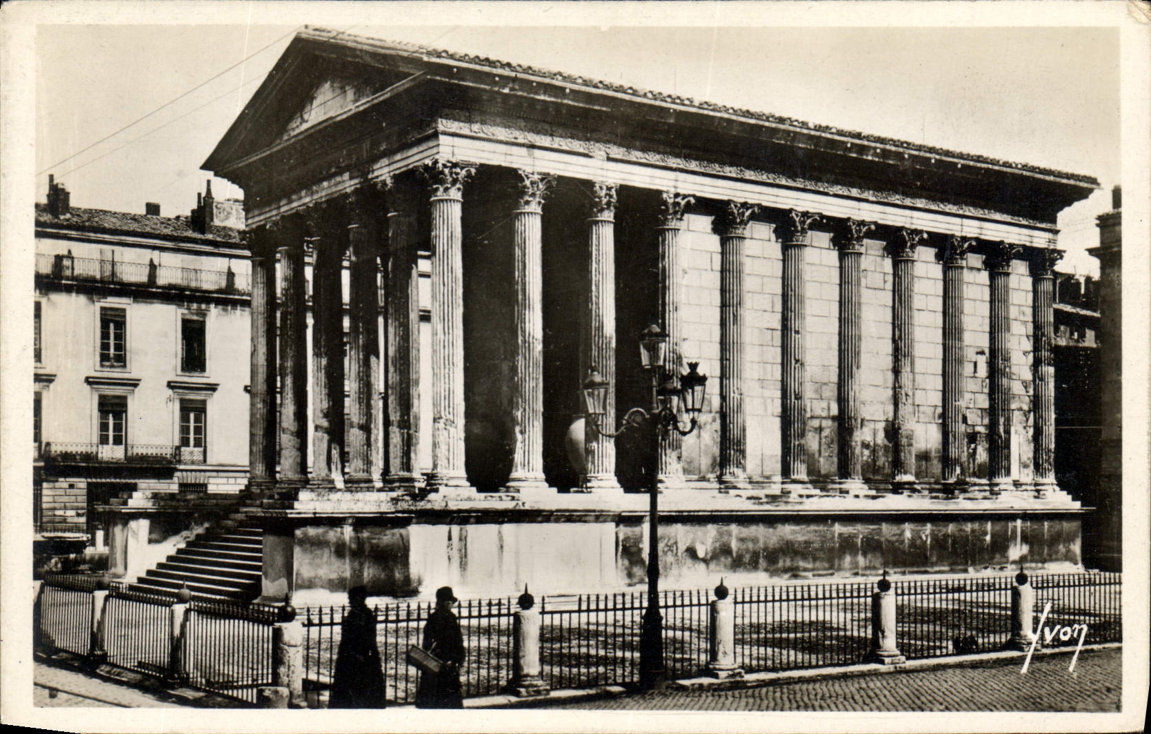 CPA Nimes Gard la Maison carree 