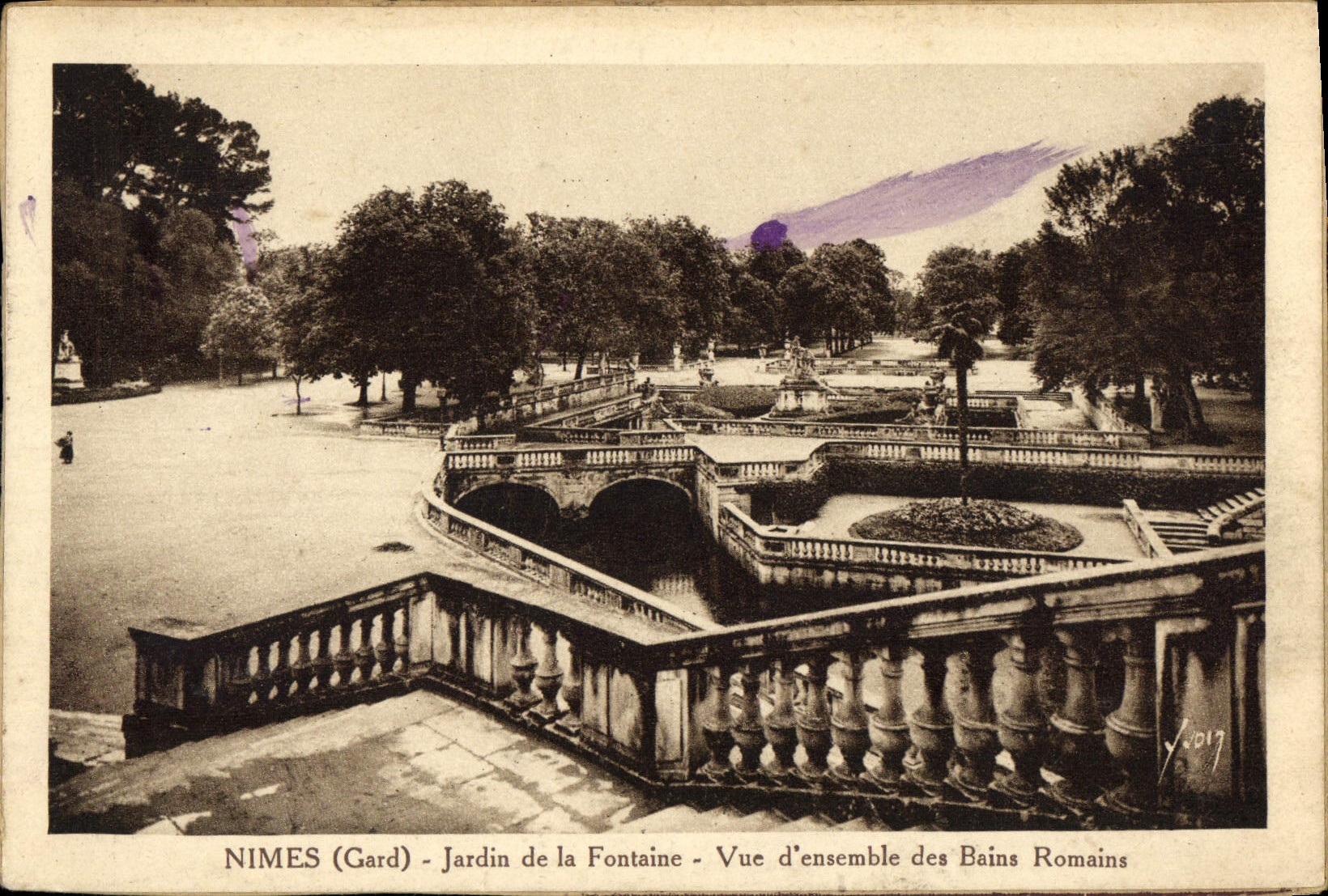 CPA Nimes Gard Jardin de la Fontaine vue d'ensemble des Bains Romains