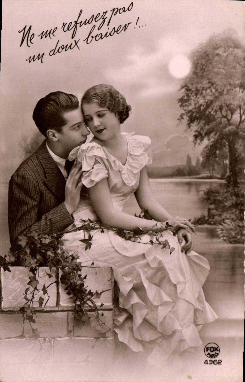 CPA Ne me refusez pas un doux baiser Femme