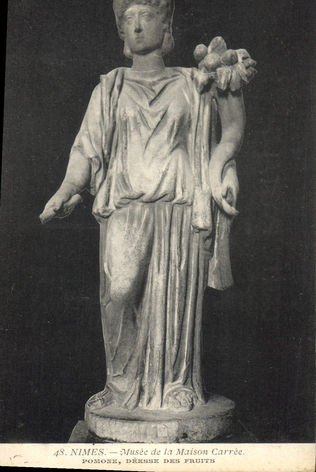 CPA Nimes Musee de la Maison Carree 