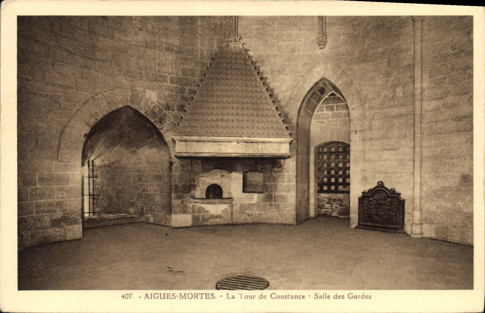 CPA Aigues Mortes la Tour de Constance Salle des Gardes 