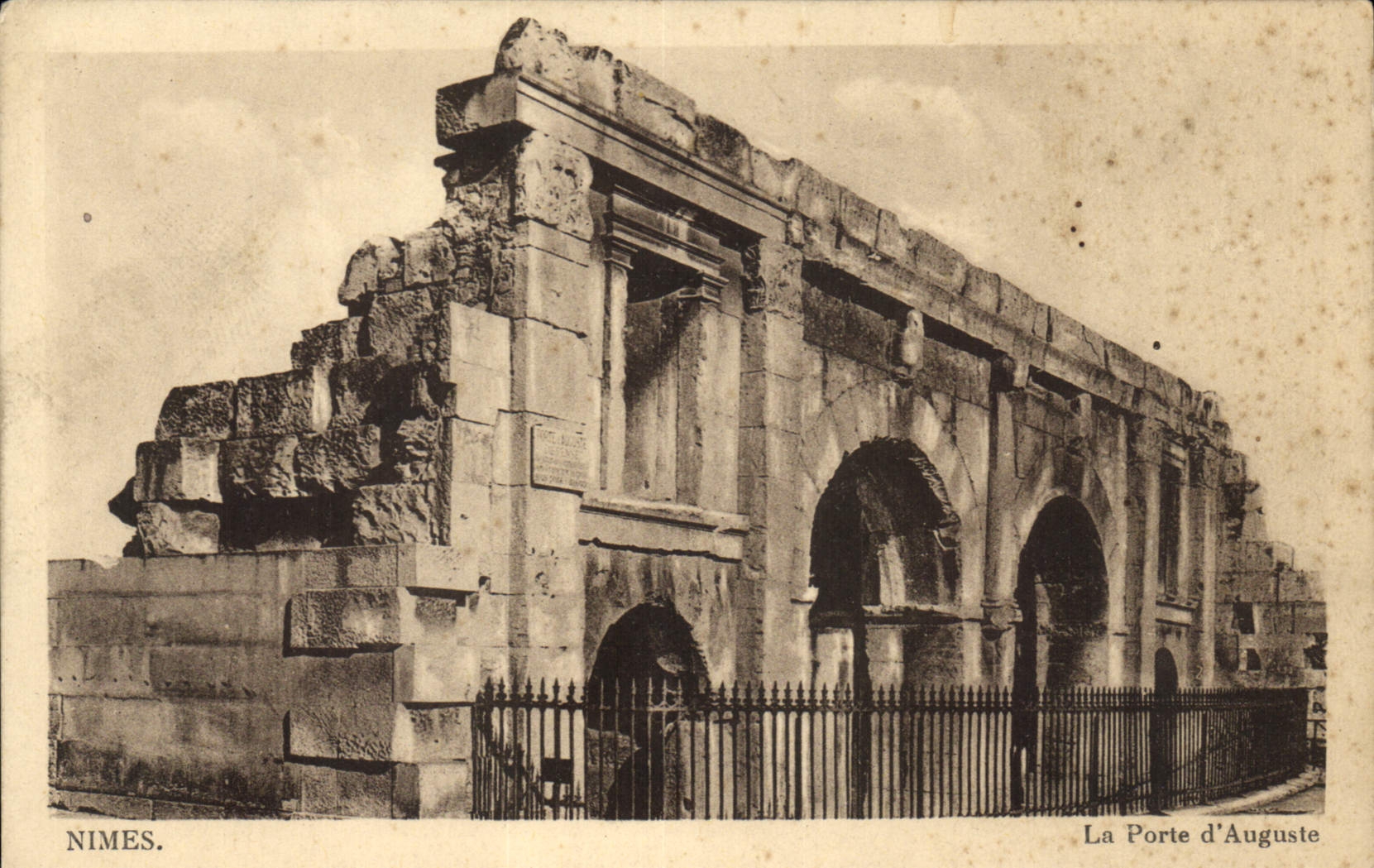 CPA Nimes la Porte d'Auguste 