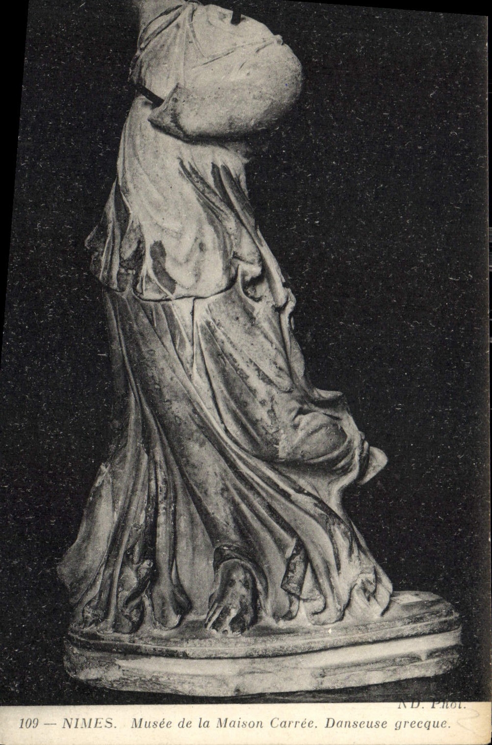 CPA Nimes Musee de la Maison Carree Danseuse grecque 
