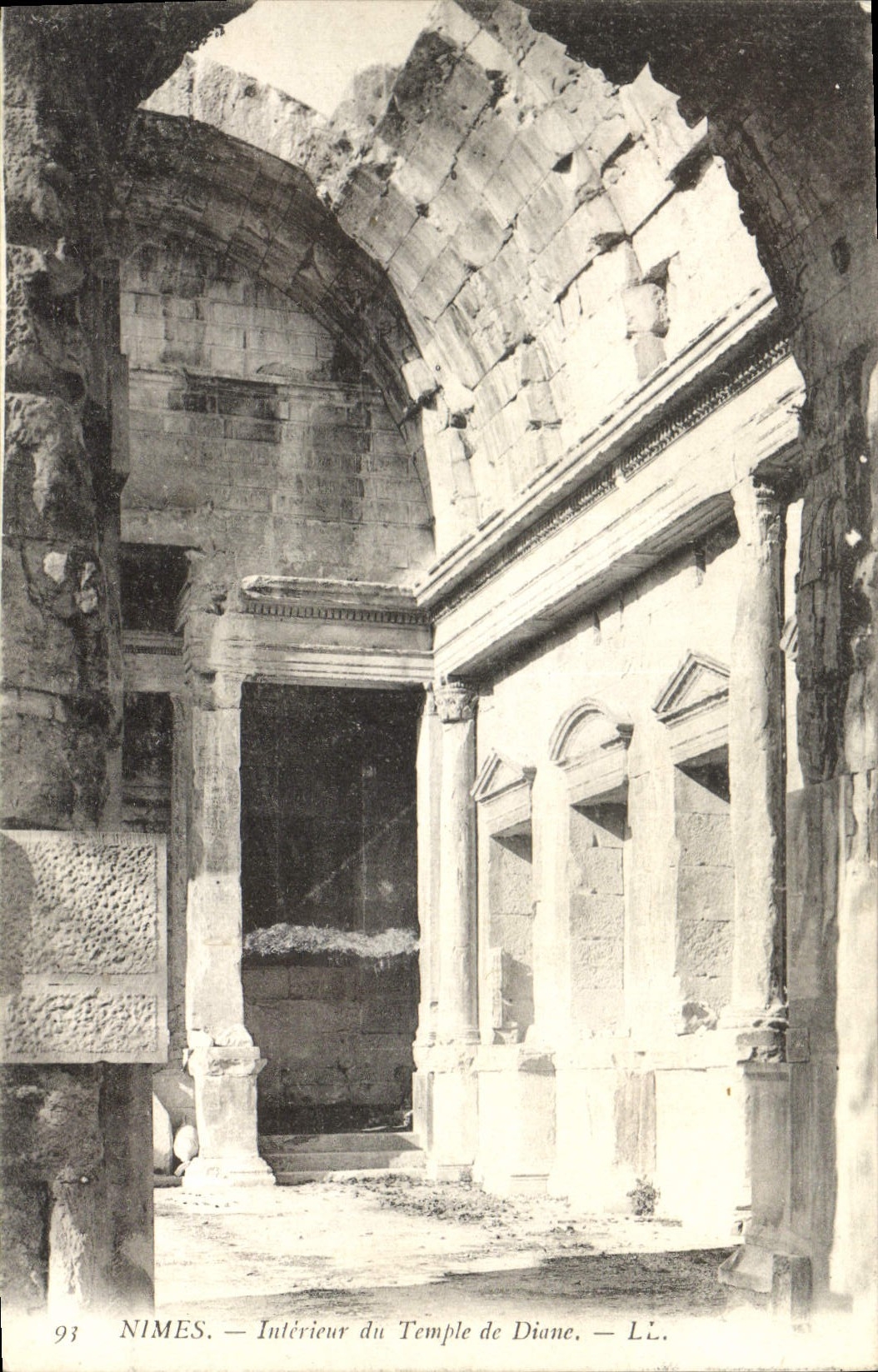 CPA Nimes Interieur du Temple de Diane 