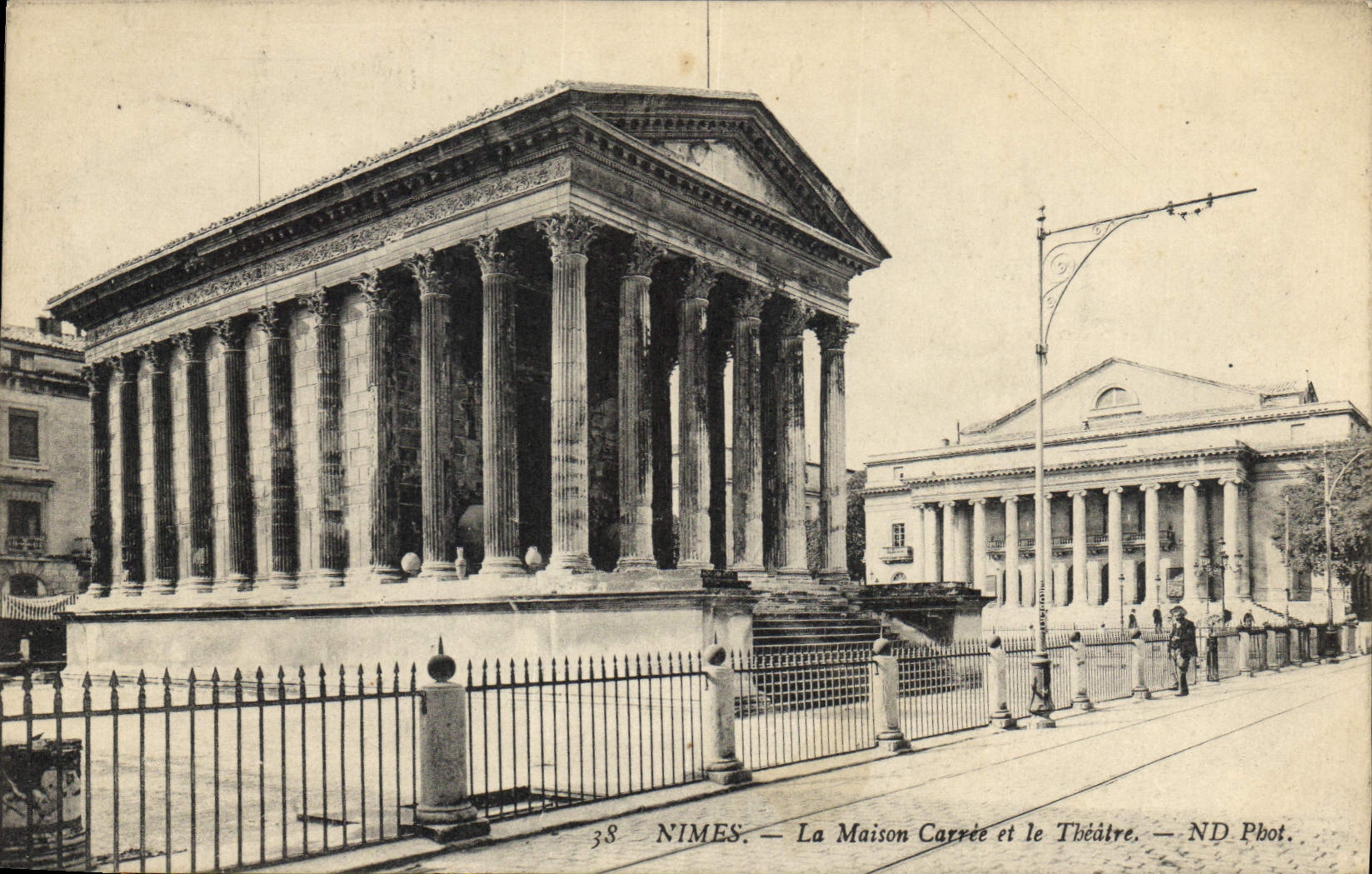 CPA Nimes la Maison Carree et le Theatre 