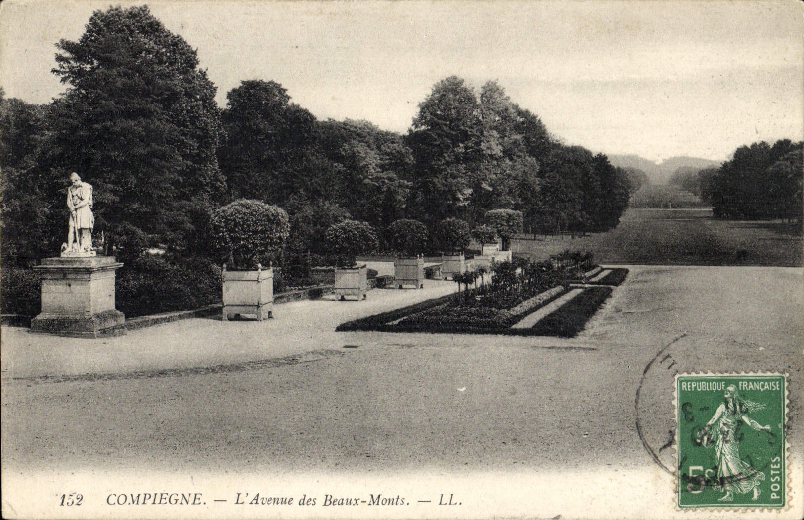 CPA Compiegne L'Avenue des Beaux Monts 