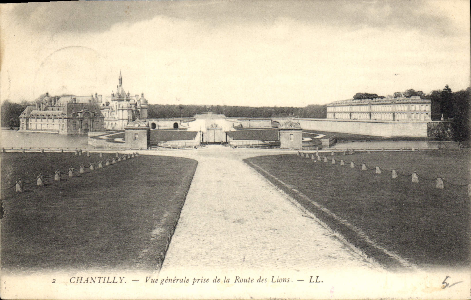 CPA Chantilly Vue generale prise de la Route des Lions 
