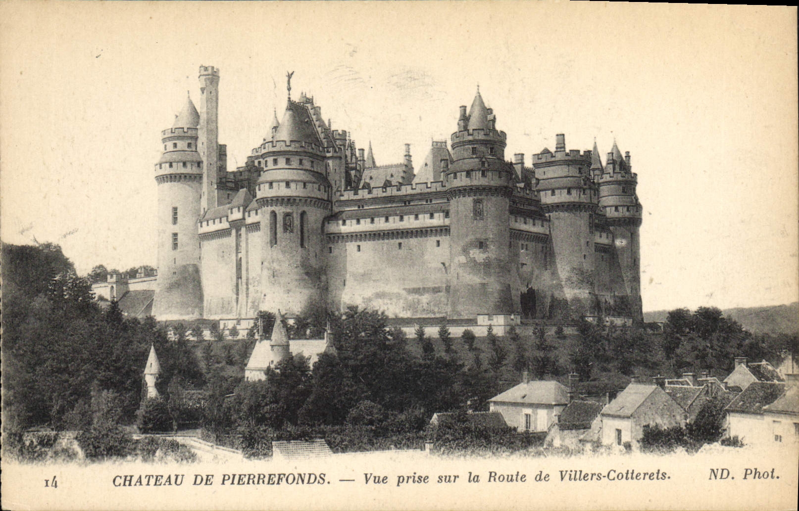 CPA Chateau de Pierrefonds Vue prise sur la Route de Villers Cotterets 