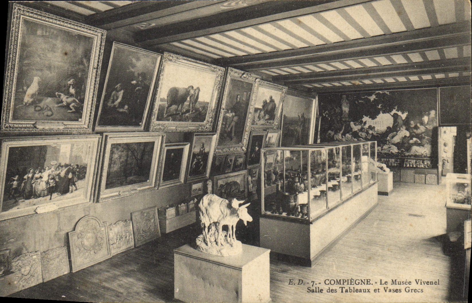 CPA Compiegne le Musee Vivenel Salle des Tableaux et Vases Grecs 