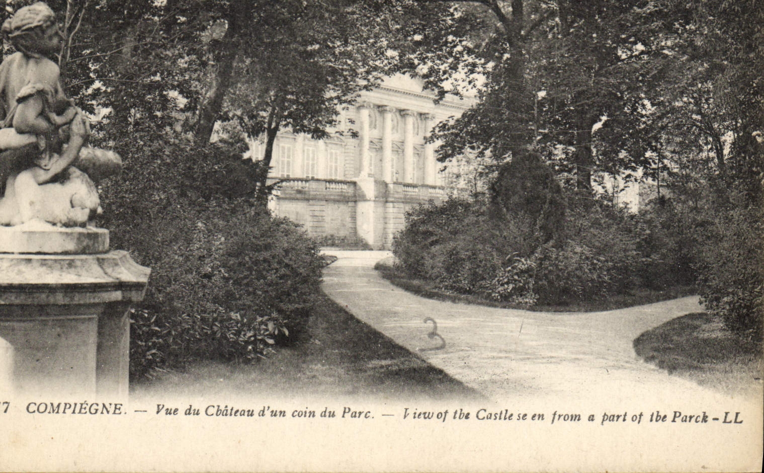 CPA Compiegne Vue du Chateau d'un coin du Parc 