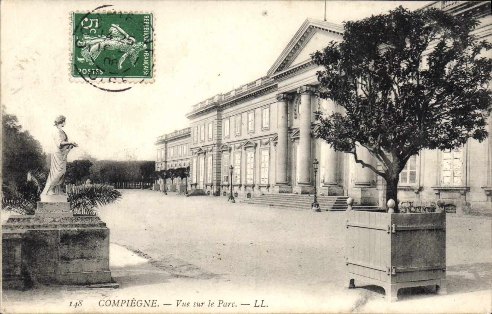 CPA Compiegne Vue sur le Parc 