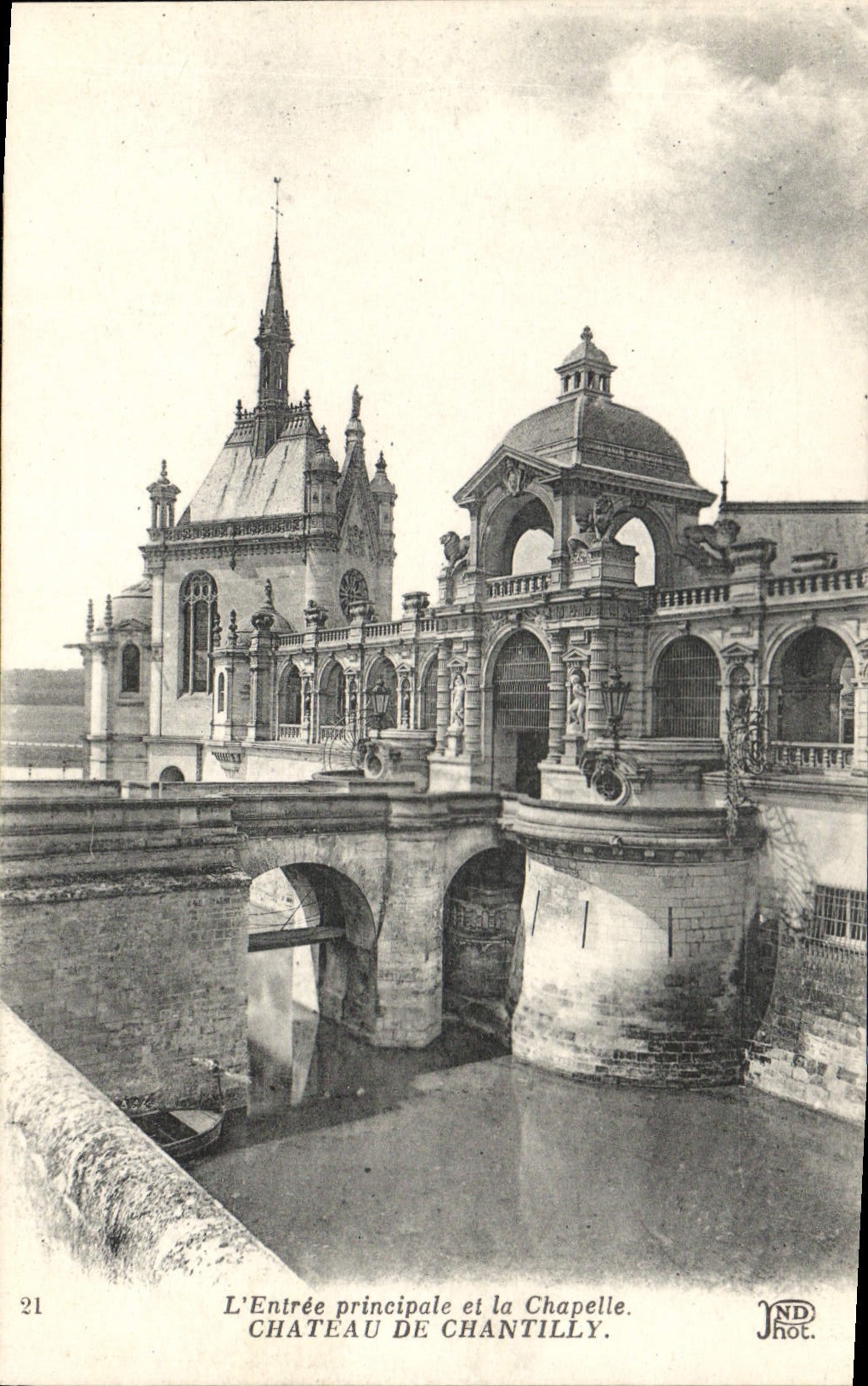 CPA L'Entree principale et la Chapelle Chateau de Chantilly 
