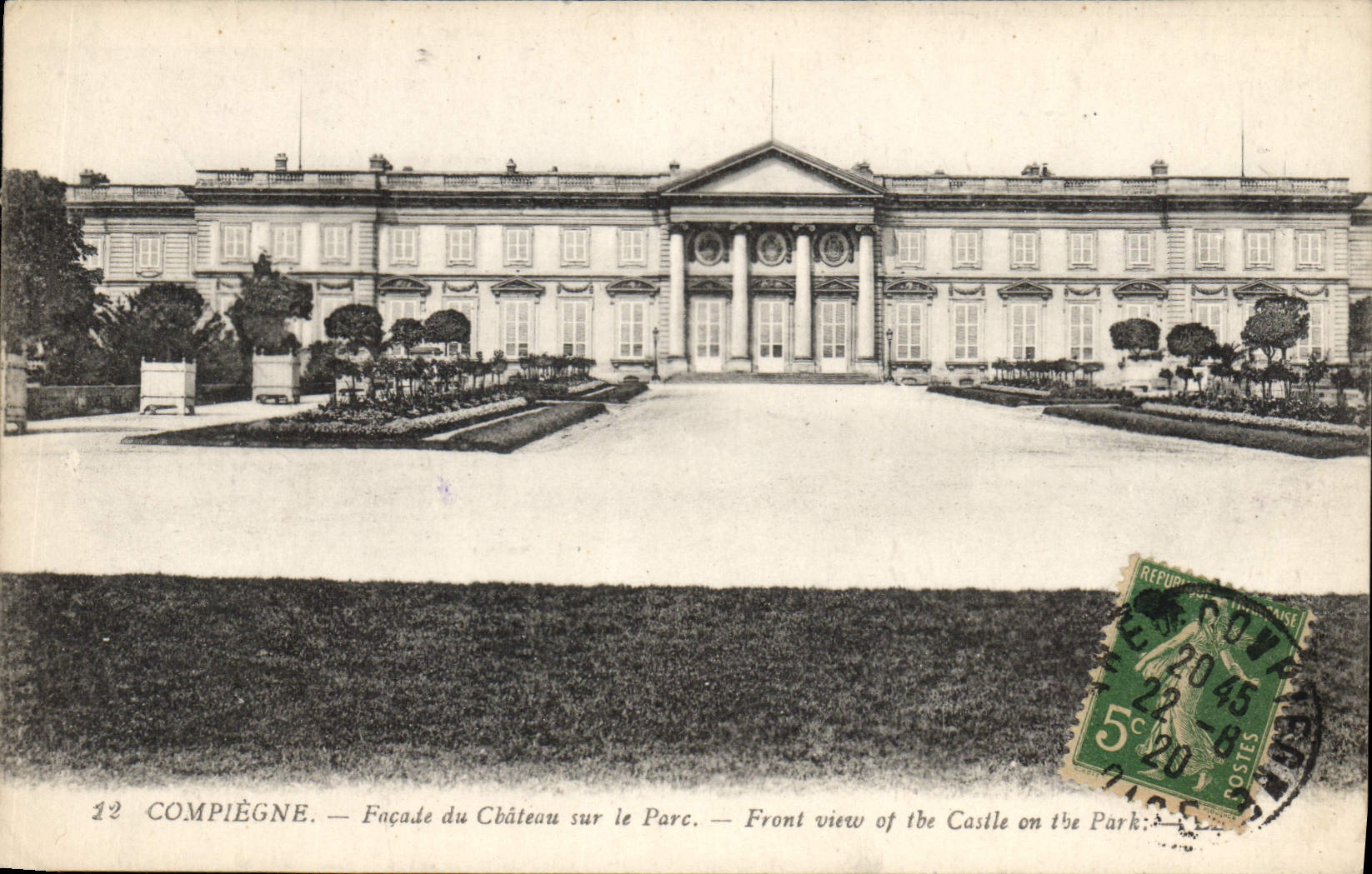 CPA Compiegne Facade du Chateau sur le Parc