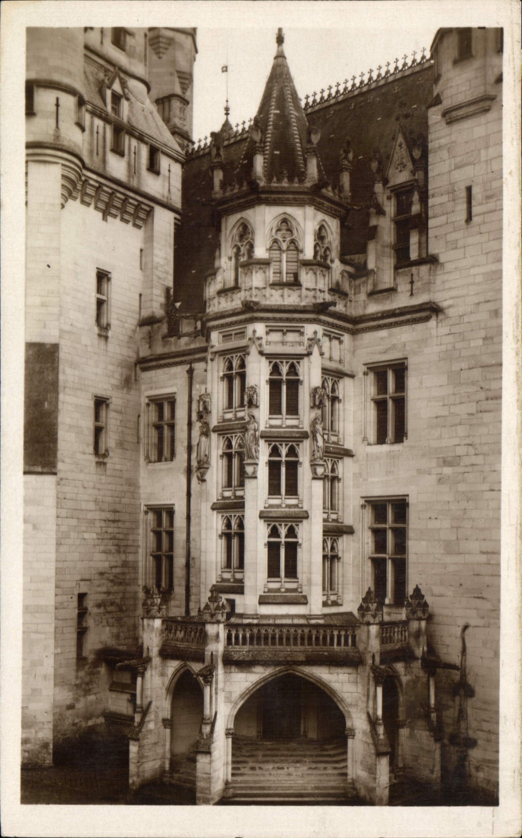 CPA Chateau de Pierrefonds L'Escalier d'honneur 