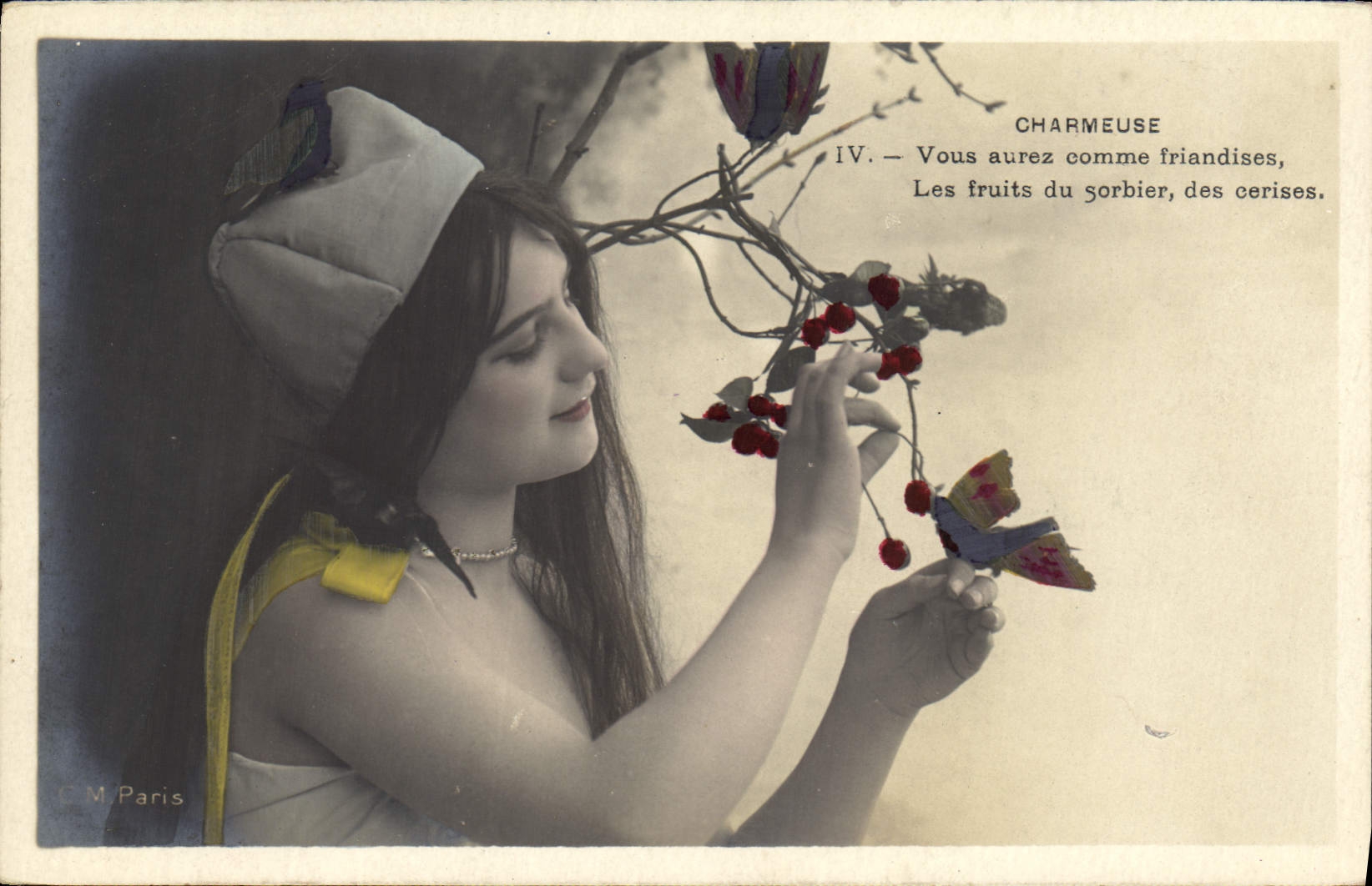 CPA Charmeuse Vous aurez comme friandises les Fruits du sorbier des cerises Femme