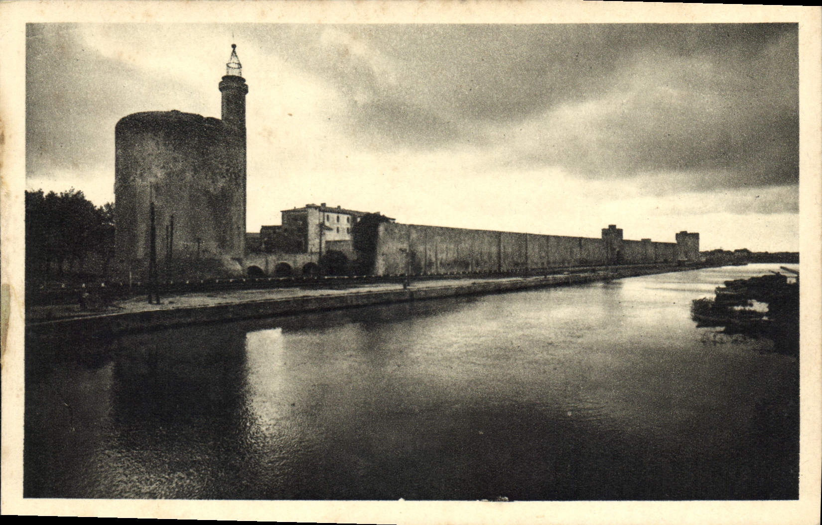 CPA Aigues Mortes Gard Tour de Constance Remparts face Ouest 