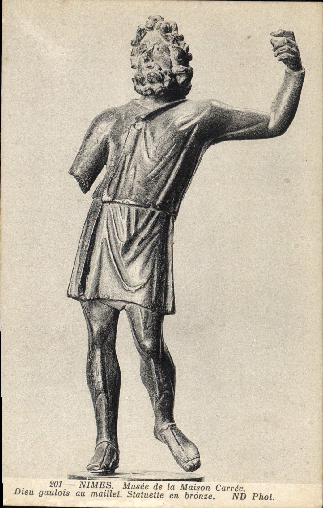 CPA Nimes Musee de la Maison Carree Dieu gaulois au maillet Statuette en bronze 