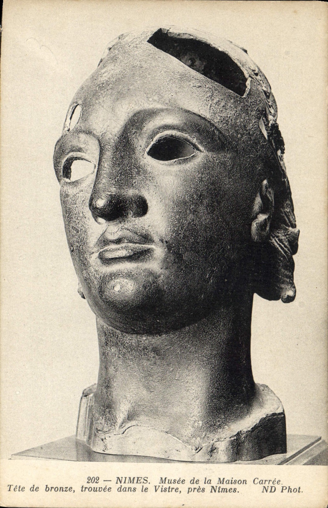 CPA Nimes Musee de la Maison Carree Tete de bronze trouvee dans le Vistre pres Nimes 