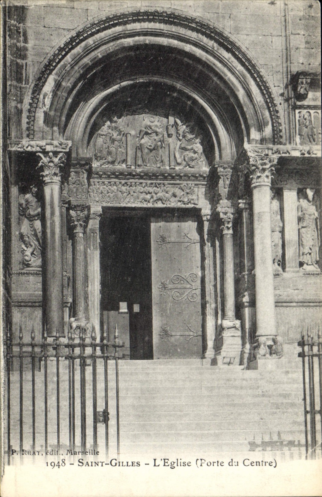 CPA Saint Gilles L'Eglise Porte du Centre