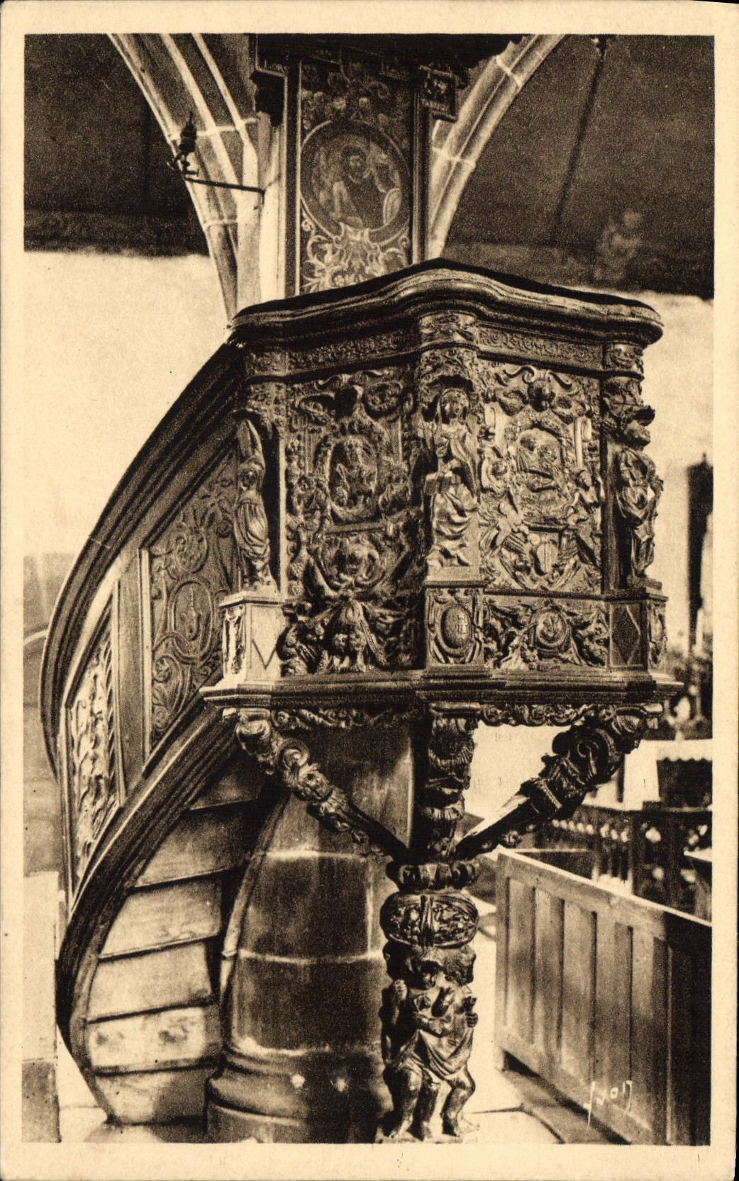 CPA Guimiliau Finistere Interieur de l'Eglise La chaire