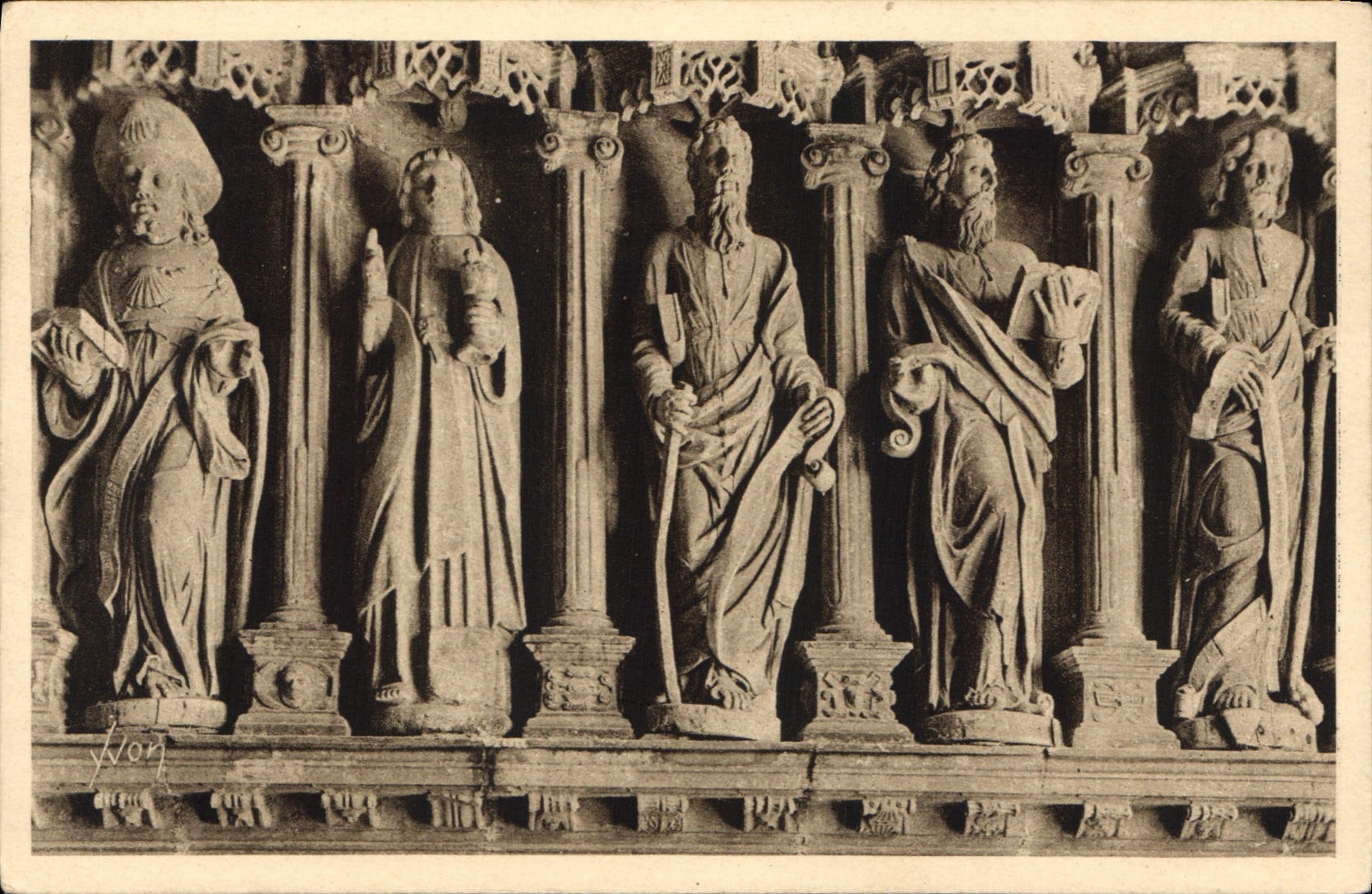CPA La Douce France Bretagne Guimiliau Finistere Interieur du Porche de l'Eglise Statues des Apotres