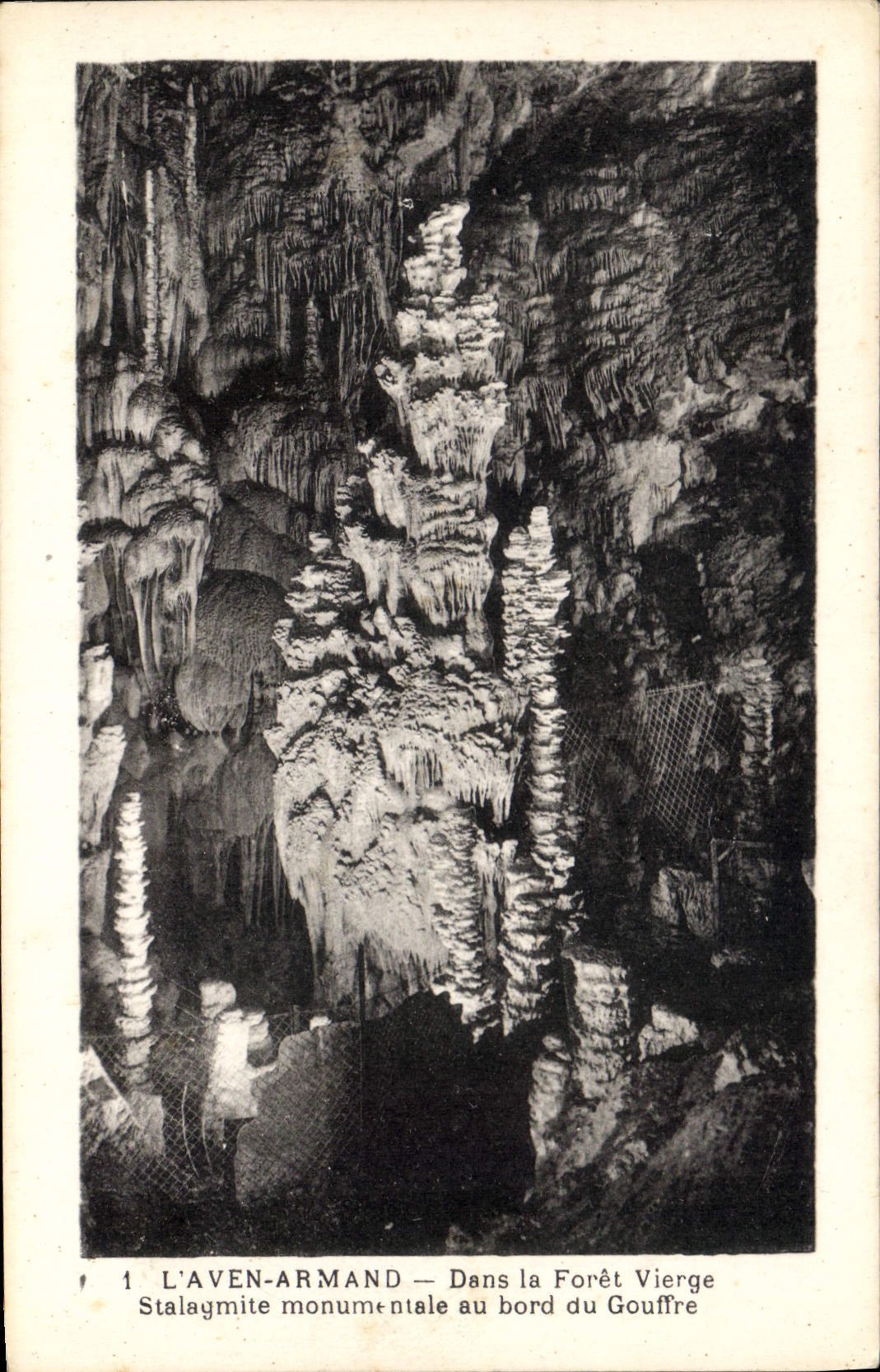 CPA l'Aven Armand Dans la Foret Vierge Stalagmite monumentale au bord du Gouffre