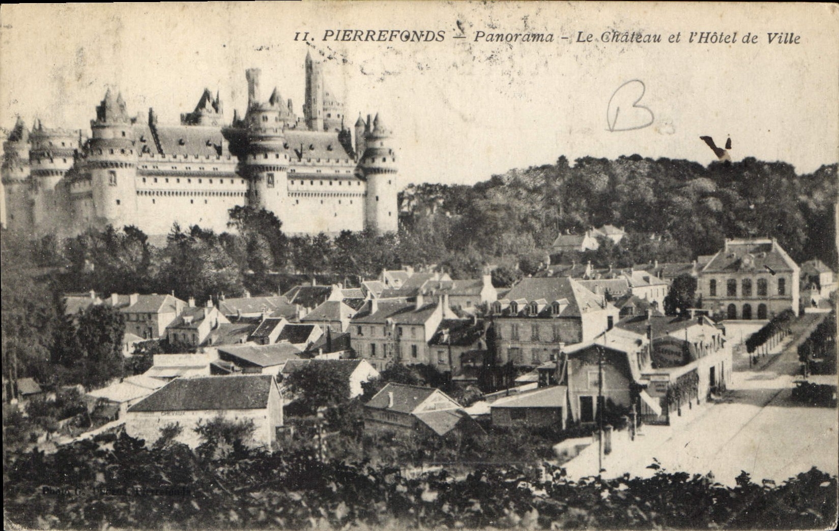 CPA Pierrefonds Panorama Le Chateau et l'Hotel de Ville 