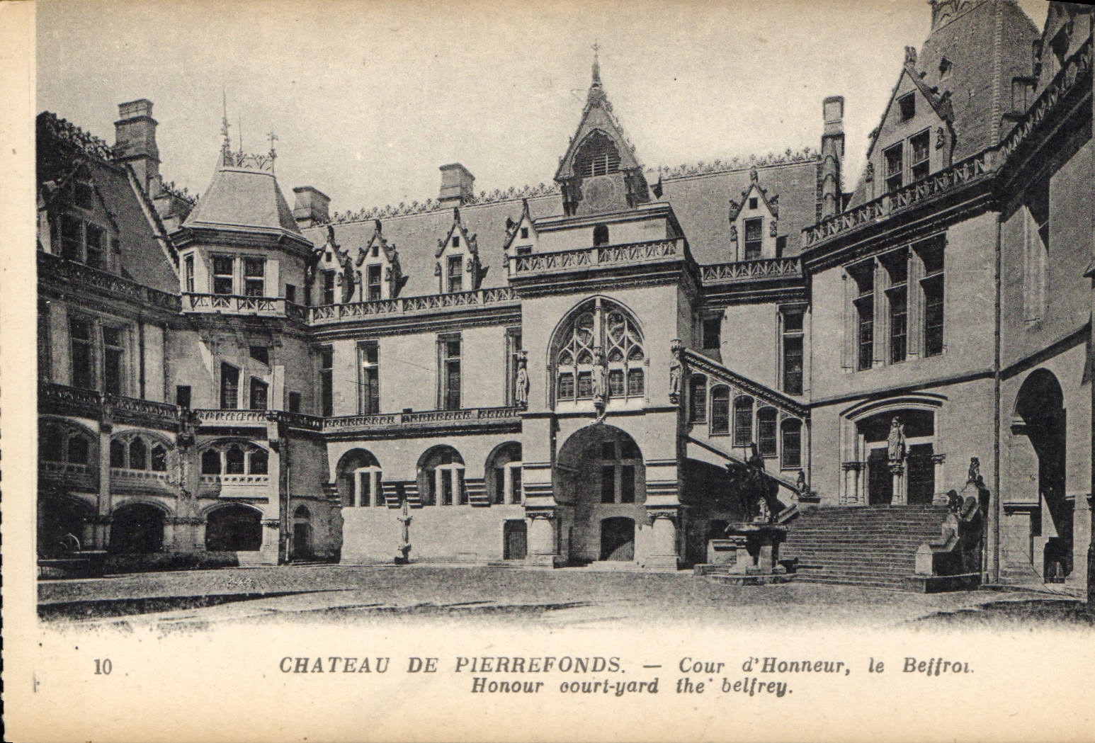 CPA Chateau de Pierrefonds Cour d'Honneur le Beffroi 
