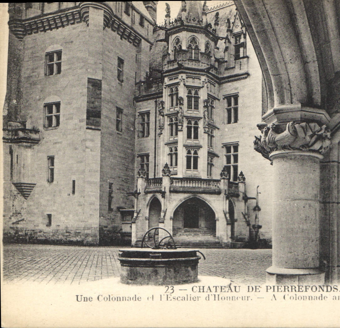 CPA Chateau de Pierrefonds Une Colonnade et l'Escalier d'Honneur 
