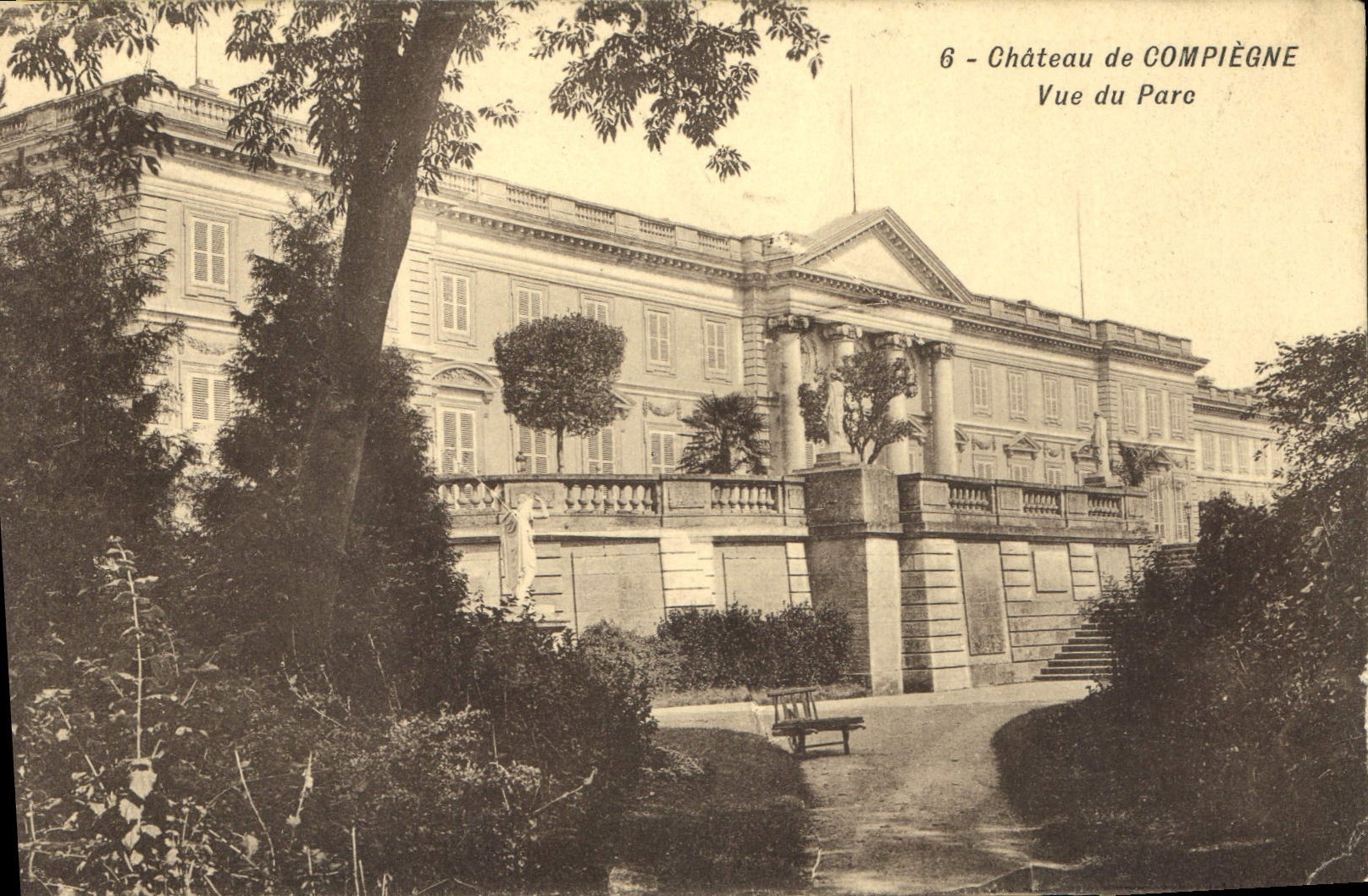 CPA Chateu de Compiegne Vue du Parc 