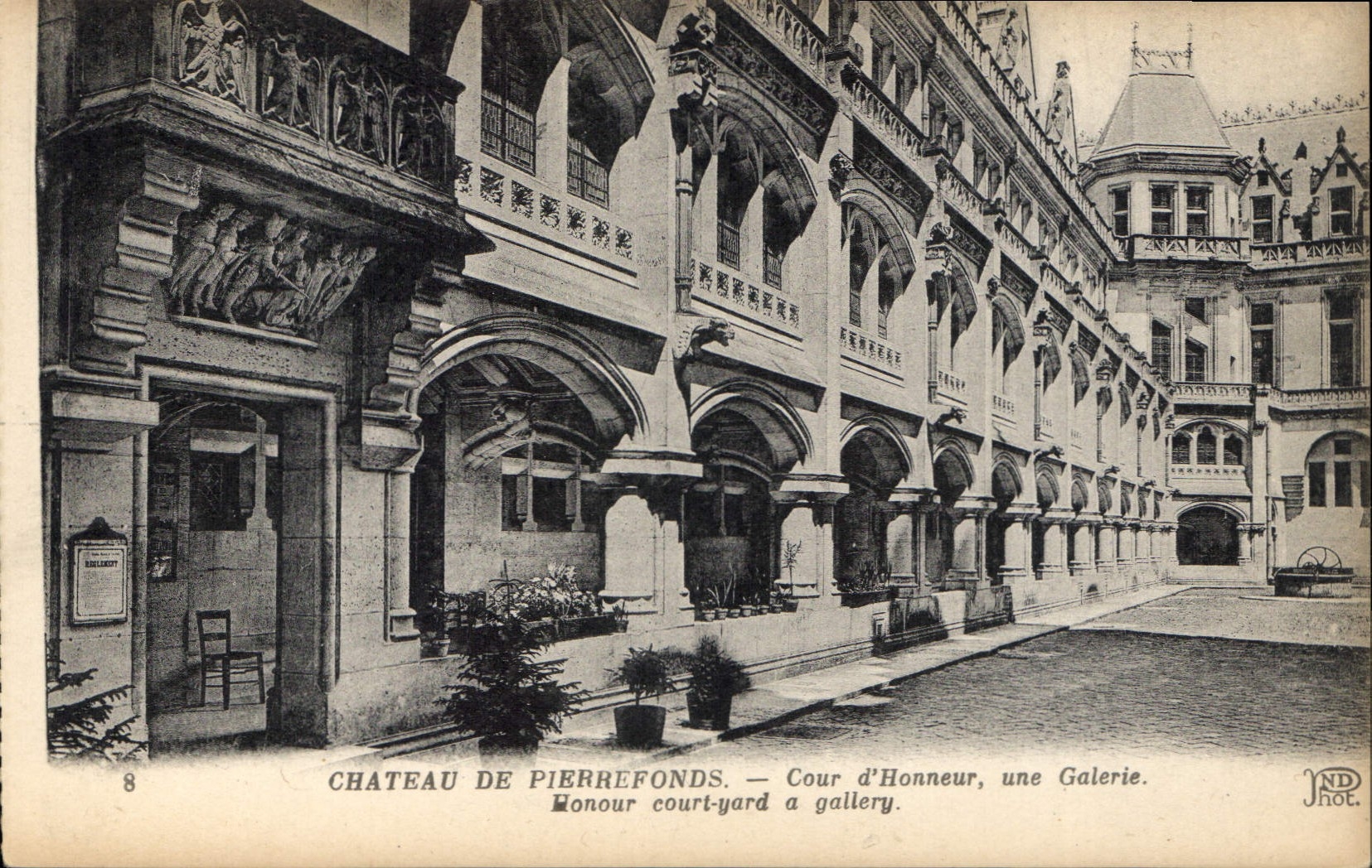 CPA Chateau de Pierrefonds Cour d'Honneur 