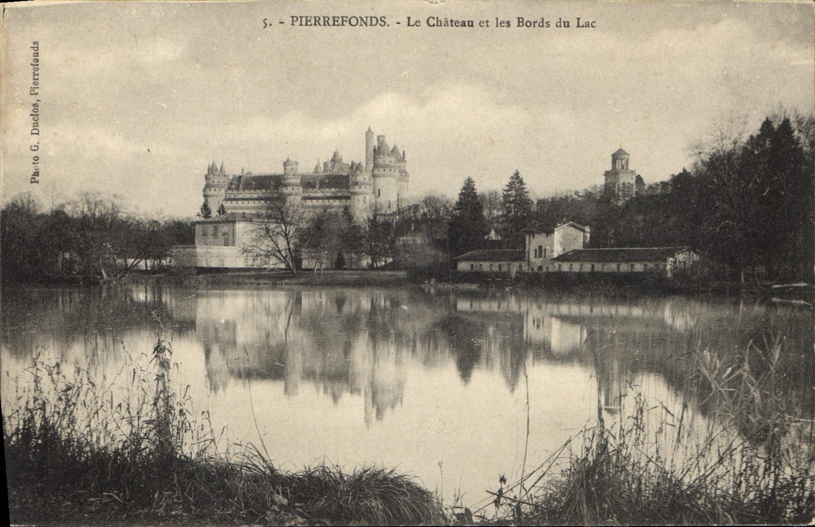 CPA Pierrefonds Le Chateau et les Bords du Lac 