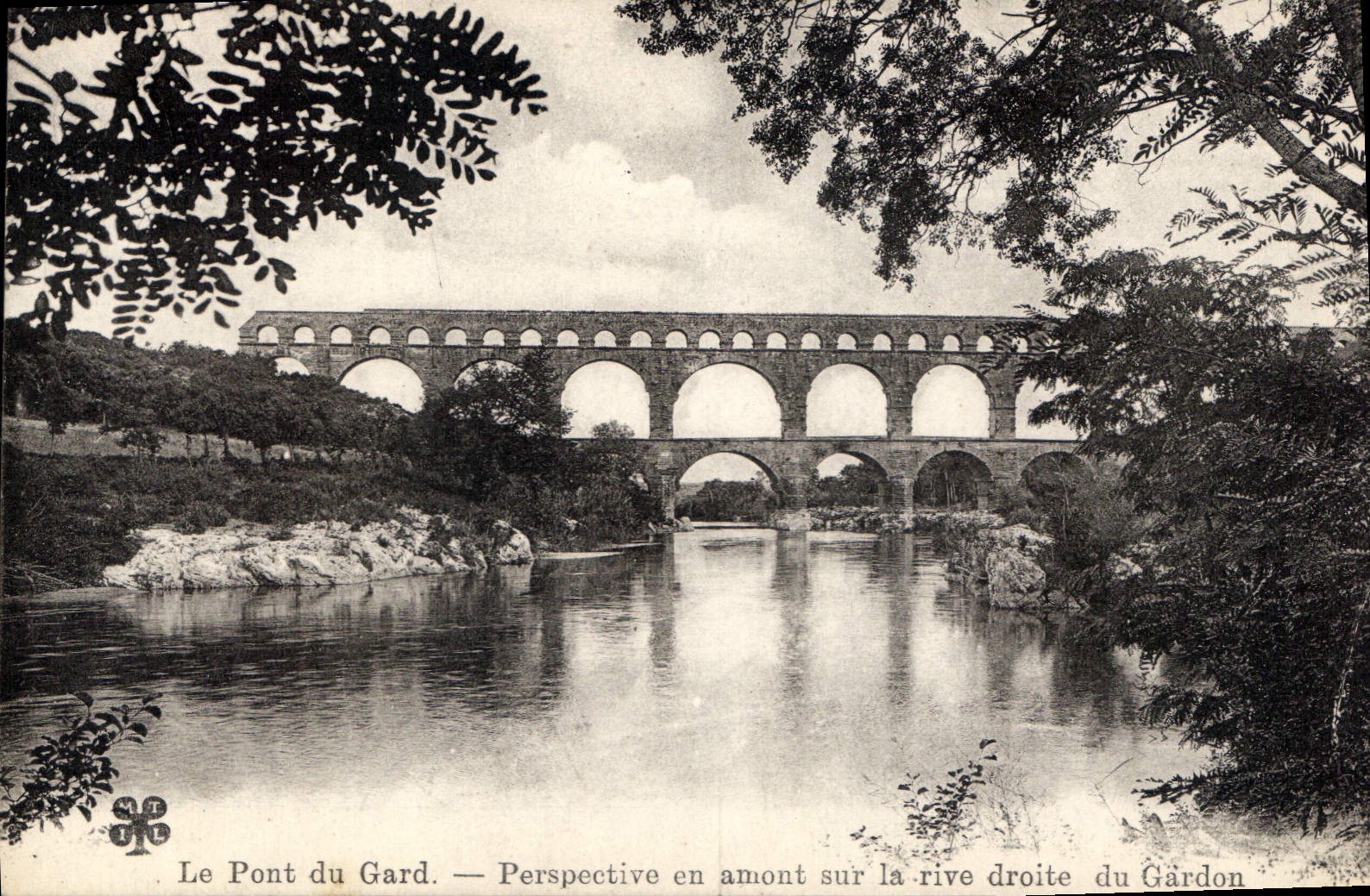 CPA Le Pont du Gard Perspective en amont sur la rive droite du Gardon