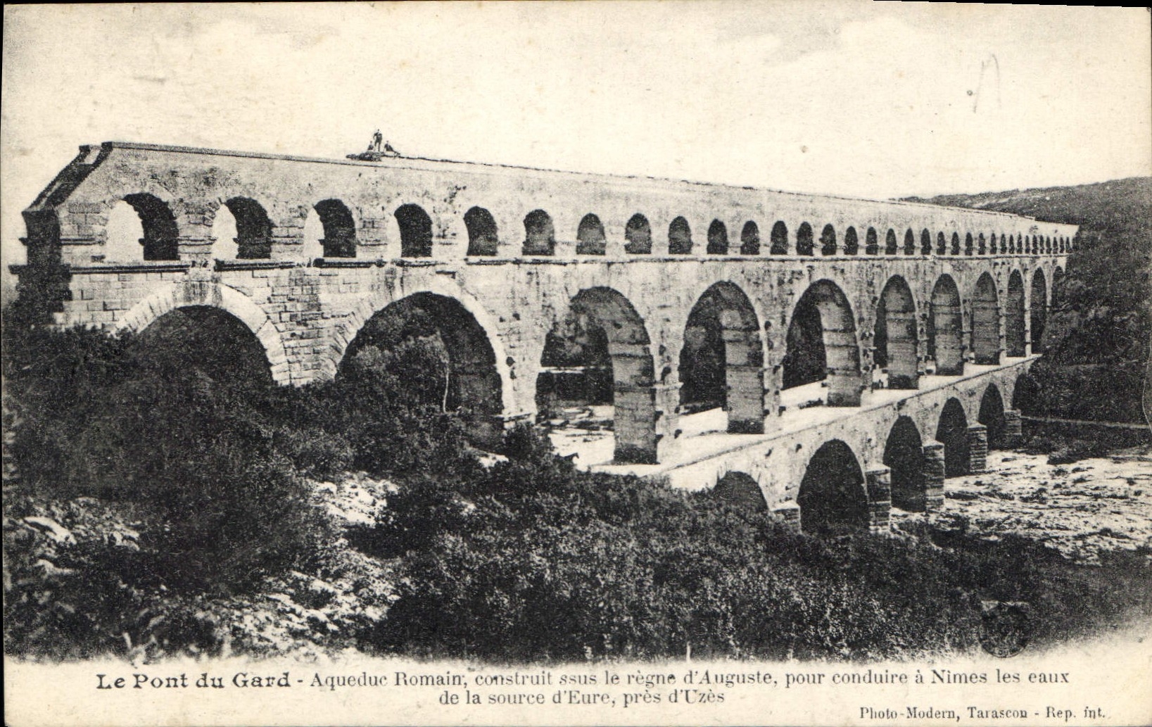 CPA Le Pont du Gard Aquedue Romain Nimes 