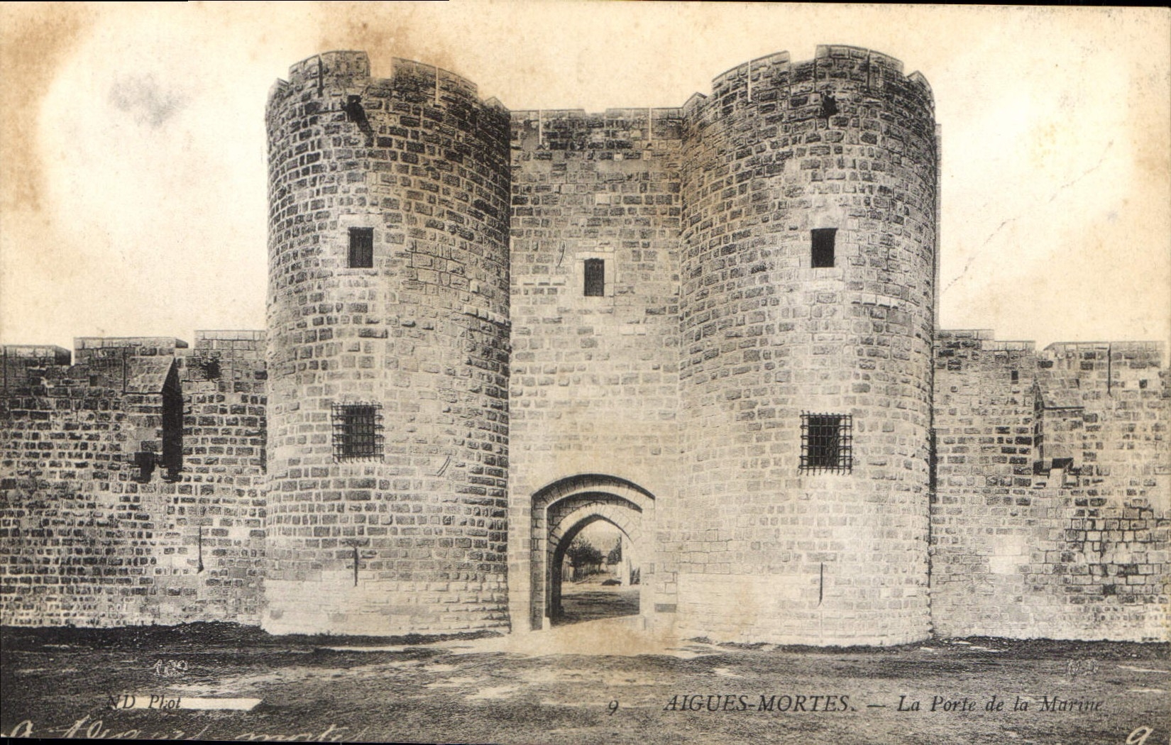 CPA Aigues Mortes La Porte de la Marine 